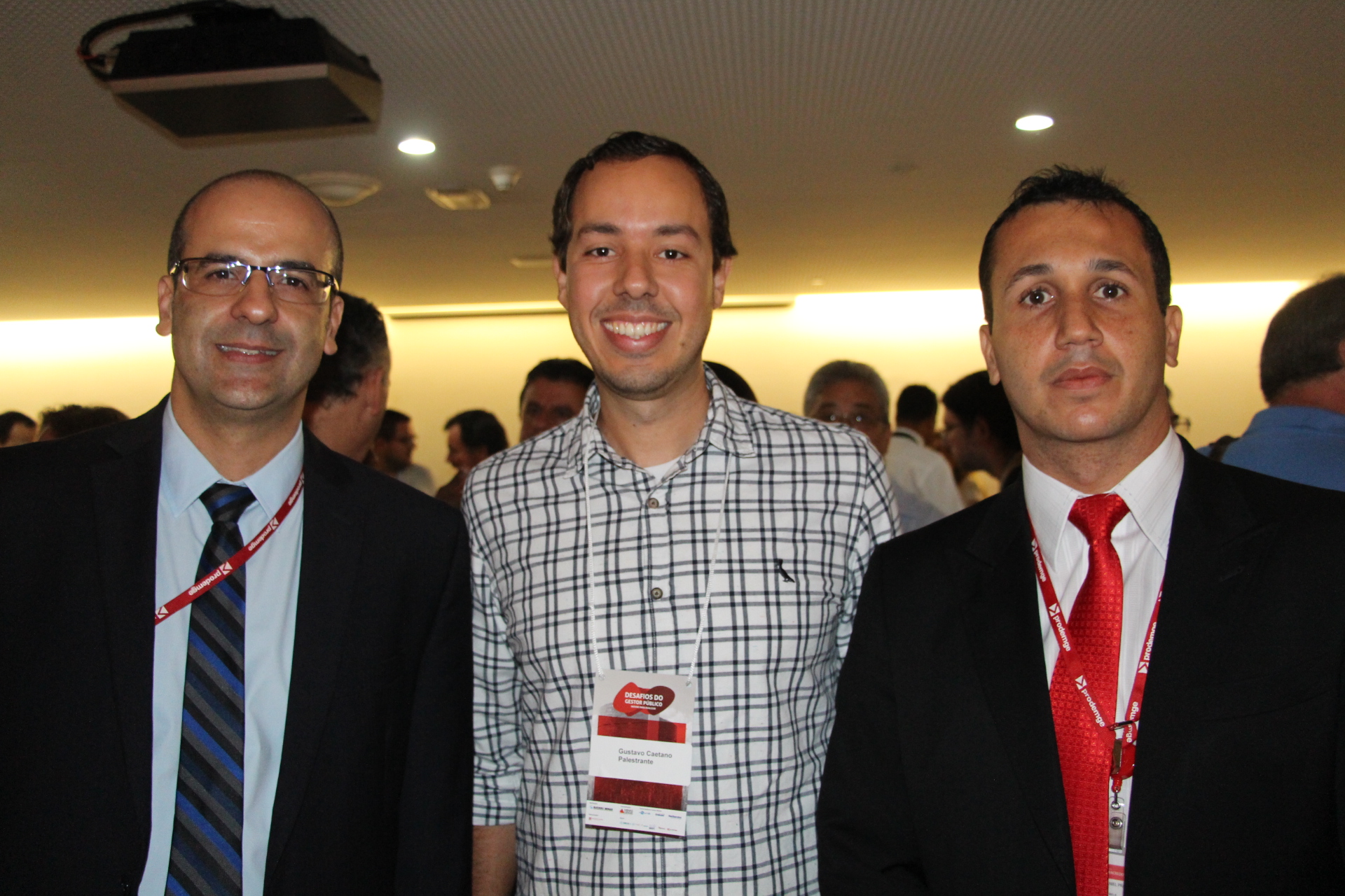 Da esquerda para a direita, o assessor Frederico Gomes, o empreendedor Gustavo Caetano e o diretor da Prodemge, Gustavo Prado