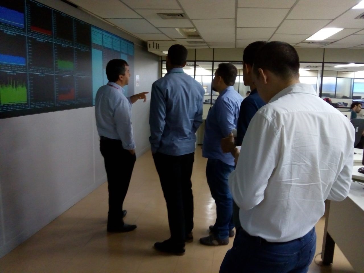 Convidados visitaram a Sala de Monitoramento de Rede da Companhia